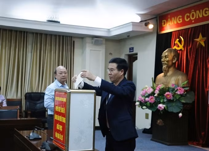 Đồng chí Võ Văn Thưởng, Ủy viên Bộ Chính trị, Bí thư Trung ương Đảng, Trưởng Ban Tuyên giáo Trung ương tham gia quyên góp, ủng hộ đồng bào miền Trung.