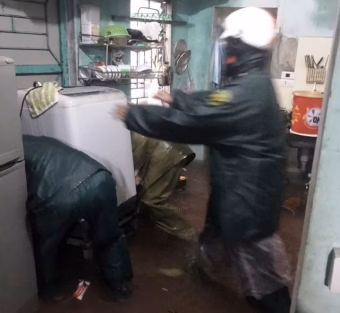 Lực lượng chức năng phường Tân Giang giúp dân kê kích tài sản
