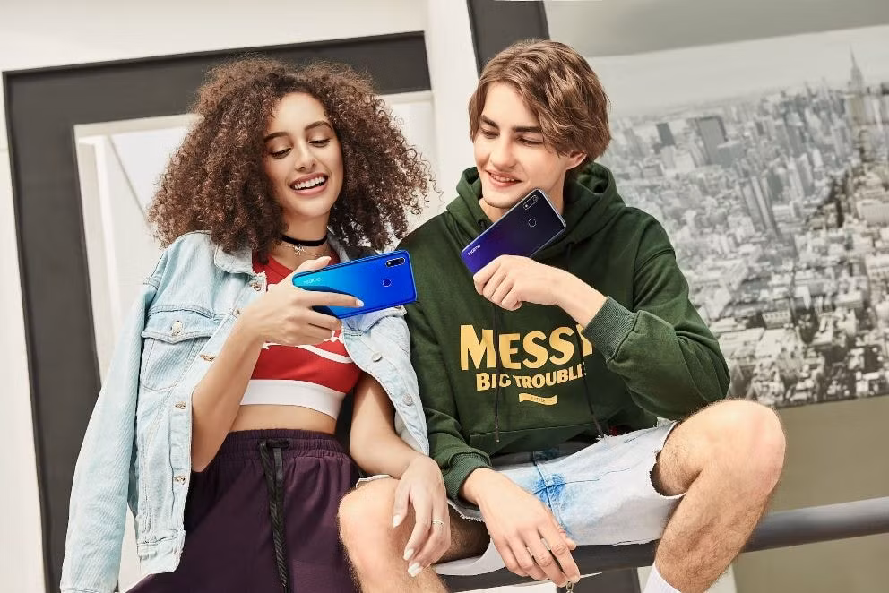 Realme 3 được sơn phủ bóng, cho hiệu ứng ánh sáng lấp lánh thời thượng.