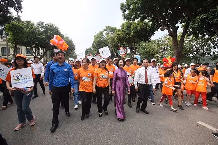 Trưởng Ban dân vận T.Ư Trương Thị Mai, Bộ trưởng Bộ Y tế Nguyễn Thị Kim Tiến và nhiều đại biểu khác cùng tham gia đi bộ hưởng ứng Ngày Sức khoẻ thế giới. (Ảnh: Ngọc Tú)