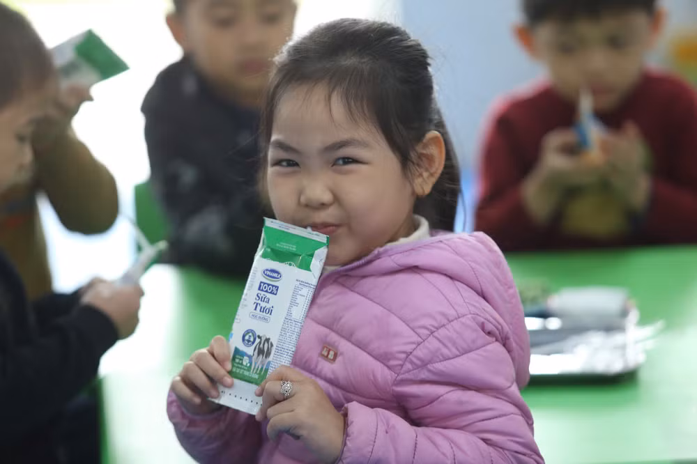 Sau hơn 3 tháng thực hiện chương trình Sữa học đường, một số quận huyện tại Hà Nội có tỉ lệ phụ huynh đăng ký sữa học đường cho con ở khối các trường công lập rất cao, lên tới gần 100%