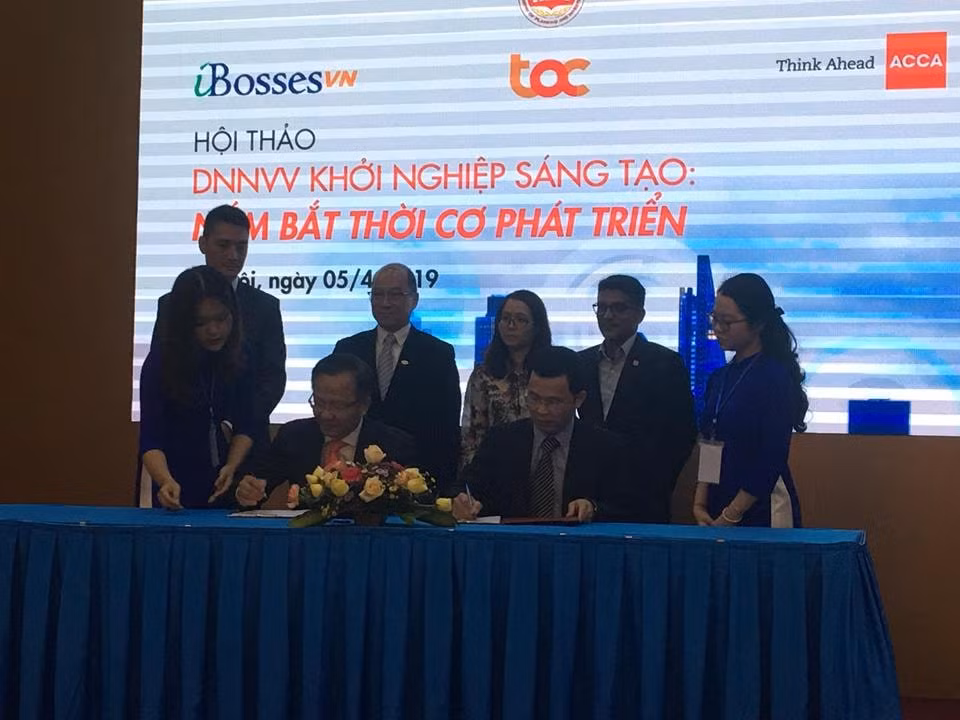 Lễ ký kết hợp tác Dự án thí điểm phát triển Hệ sinh thái khởi nghiệp sáng tạo dành cho DNVVN. Ảnh: Minh Nam