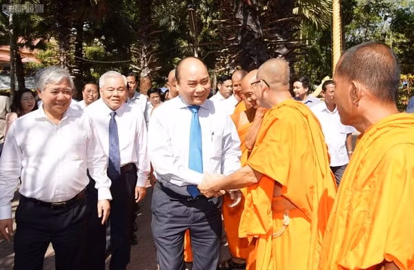 Thủ tướng Nguyễn Xuân Phúc chúc Tết Hội Đoàn kết sư sãi yêu nước tỉnh Sóc Trăng. Ảnh: VGP