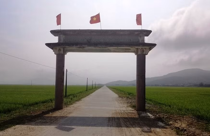 Cổng vào thôn Phú Sơn, nơi xảy ra sự việc. Ảnh PV