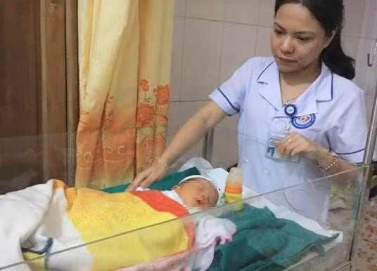 Bé trai sơ sinh có cân nặng 3,5 kg đang được chăm sóc tại bệnh viện. Ảnh: T.H.