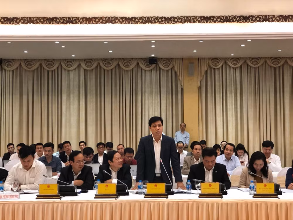 Thứ trưởng Bộ GTVT Nguyễn Ngọc Đông trả lời những câu hỏi của báo chí. Ảnh: TTXVN