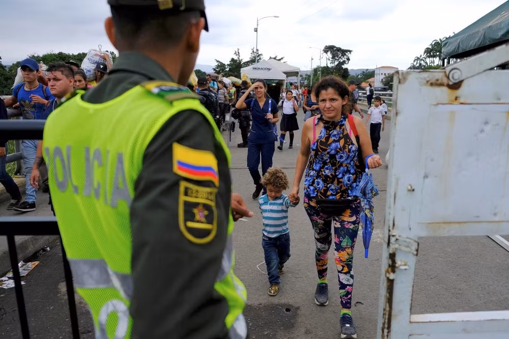 Người dân Venezuela tại cửa khẩu với Colombia ở thành phố Cucuta. Ảnh: Reuters