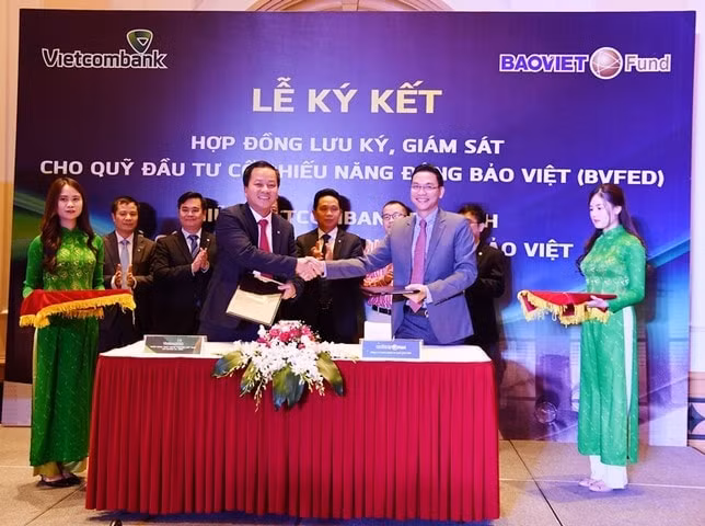 Ông Nguyễn Đình An - Tổng Giám đốc (bên phải) và ông Nguyễn Việt Cường - Giám đốc Vietcombank Ba Đình (bên trái) ký kết Hợp đồng Lưu ký, Giám sát cho Quỹ Đầu tư cổ phiếu năng động Bảo Việt (BVFED)