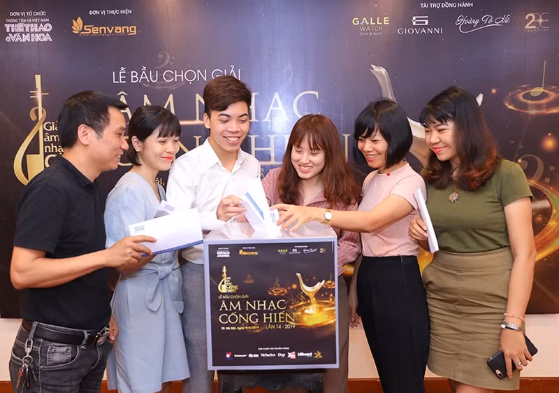 Các nhà báo tham gia bình chọn. Ảnh: TTXVN