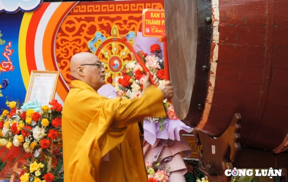hon 20000 du khach den chua huong le phat trong ngay khai hoi hinh 2