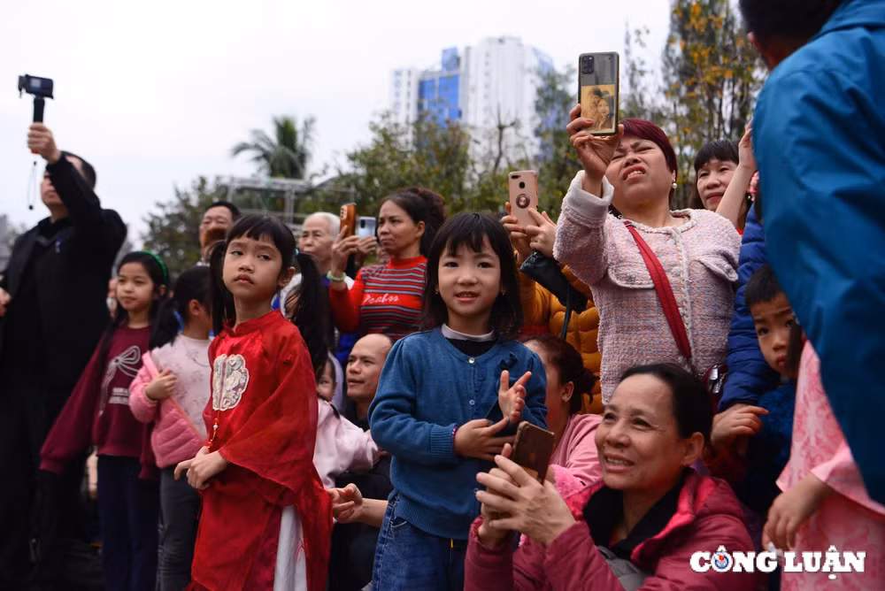 hang nghin nguoi dan va du khach thap phuong toi thuong ngoan le hoi go dong da 2025 hinh 12