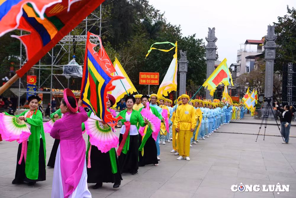 hang nghin nguoi dan va du khach thap phuong toi thuong ngoan le hoi go dong da 2025 hinh 2