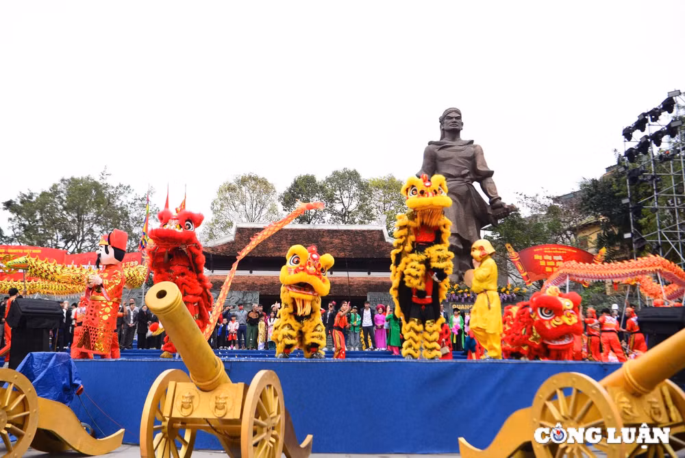 hang nghin nguoi dan va du khach thap phuong toi thuong ngoan le hoi go dong da 2025 hinh 3