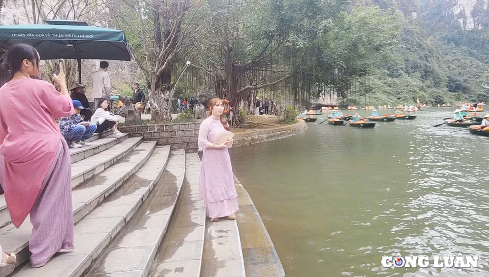 gioi tre hao hung tham quan trai nghiem tai quan the danh thang trang an dau nam moi hinh 10