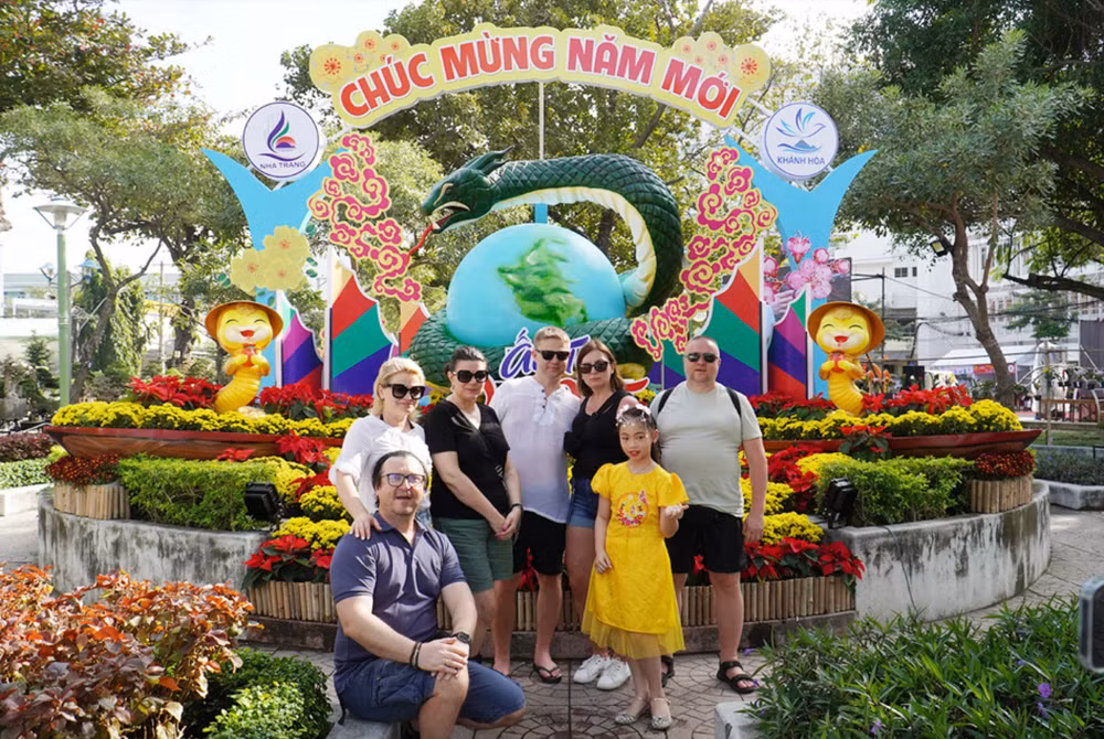 luong khach du xuan tang cao trong dip tet nguyen dan 2025 hinh 2
