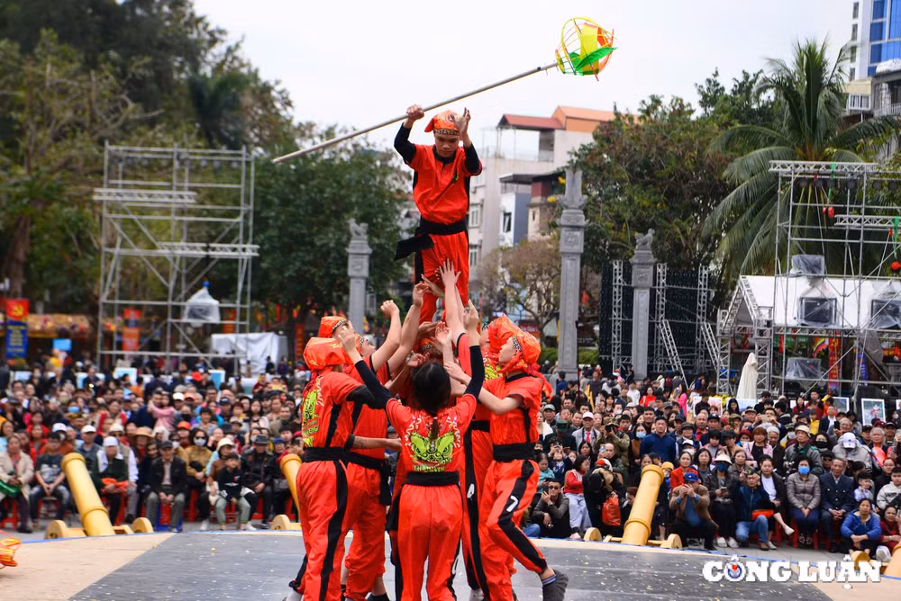 hang nghin nguoi dan va du khach thap phuong toi thuong ngoan le hoi go dong da 2025 hinh 10