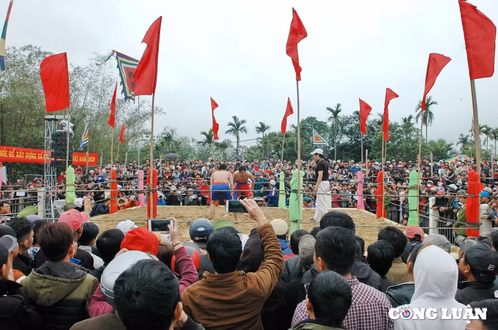 don xuan moi ve lang sinh xu hue xem hoi vat dau nam hinh 1