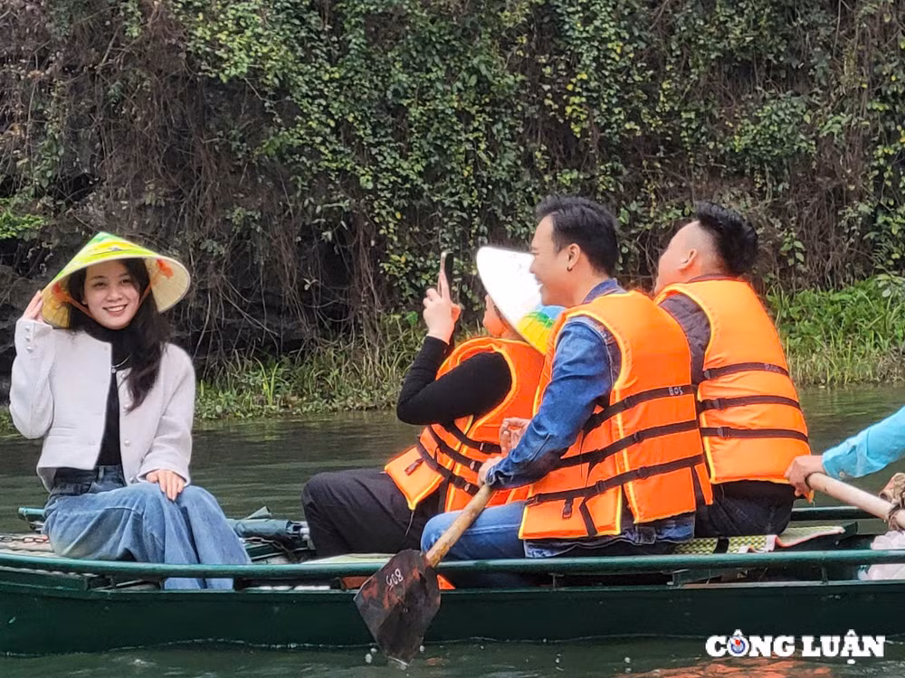 gioi tre hao hung tham quan trai nghiem tai quan the danh thang trang an dau nam moi hinh 6