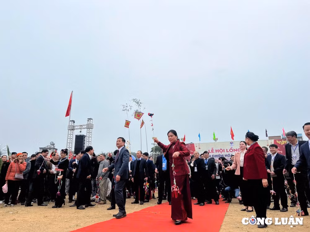tung bung ngay hoi long tong ruoc loc dau nam tren dat tuyen quang hinh 6