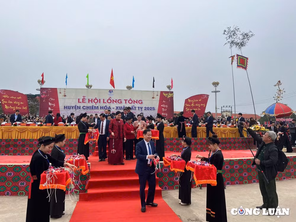 tung bung ngay hoi long tong ruoc loc dau nam tren dat tuyen quang hinh 10