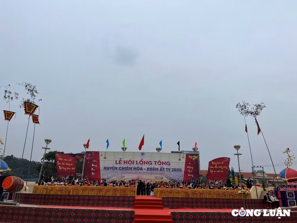 tung bung ngay hoi long tong ruoc loc dau nam tren dat tuyen quang hinh 1