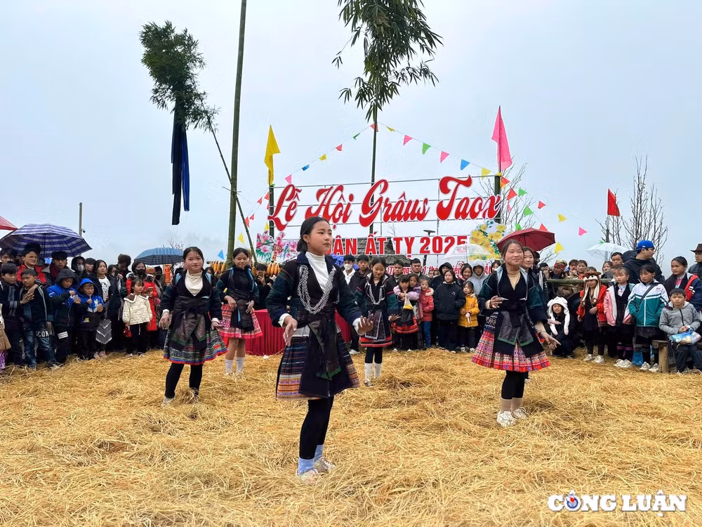 doc dao le hoi gau tao cua dong bao nguoi mong o thi xa sa pa hinh 11