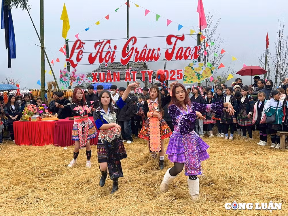 doc dao le hoi gau tao cua dong bao nguoi mong o thi xa sa pa hinh 6