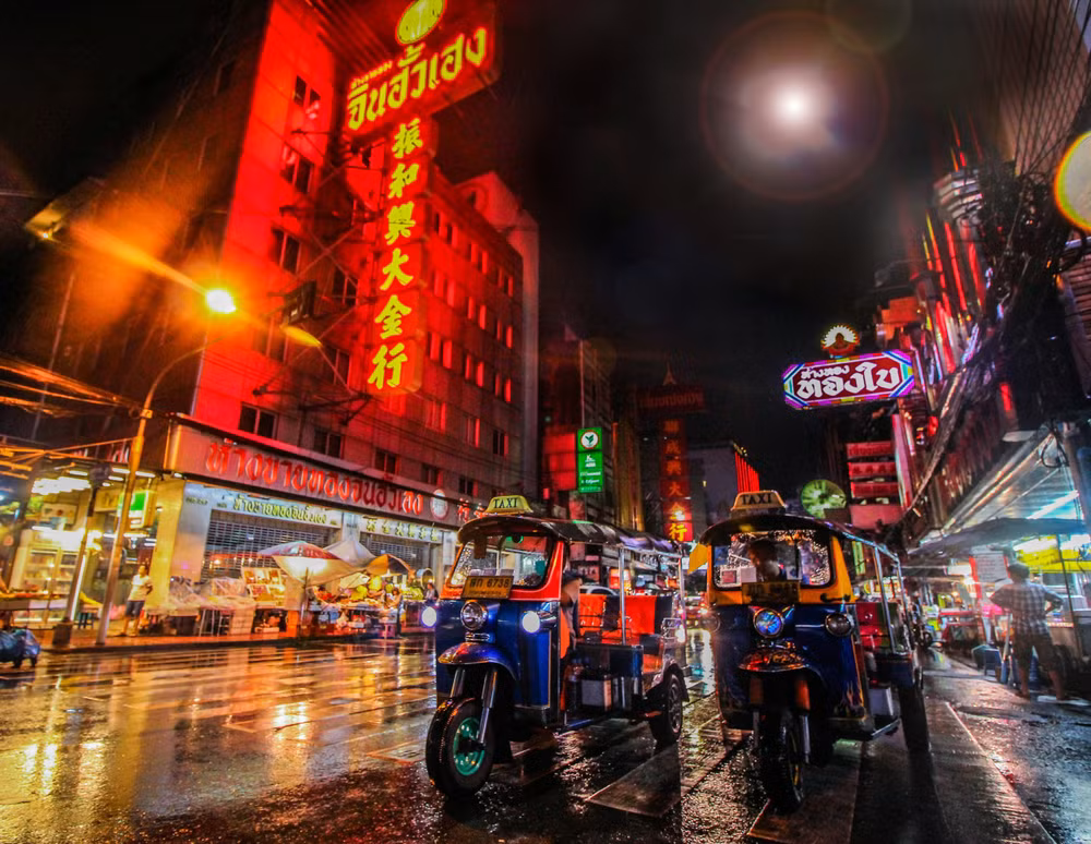 hai chiếc xe tuk-tuk trên đường phố