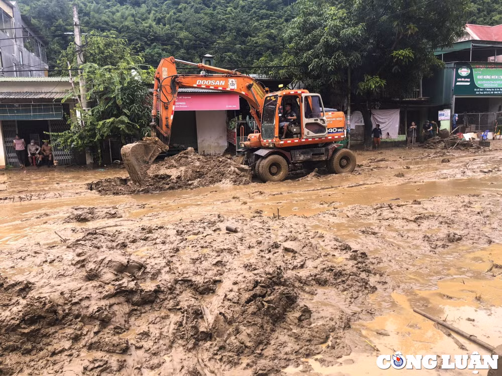 nghe an bun dat phu kin duong cao hon 1m sau tran lu quet o huyen ky son hinh 4