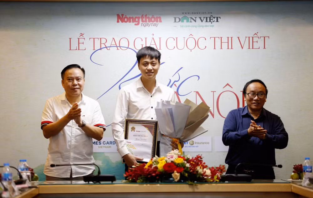 bao nong thon ngay nay trao giai cho cac tac gia tham du cuoc thi viet ky uc ha noi hinh 1