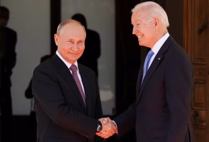 Tổng thống Nga Vladimir Putin bắt tay người đồng cấp Mỹ Joe Biden trước cuộc gặp thượng đỉnh tại Gevene, Bỉ - Ảnh: Reuters