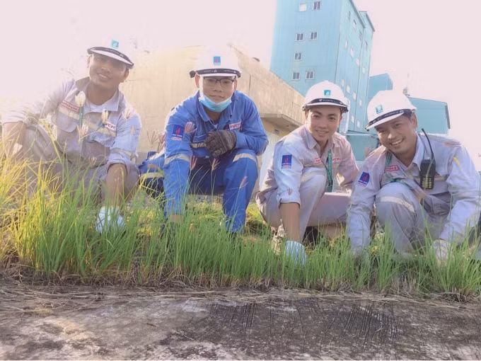 Tập thể người lao động Phân bón Cà Mau tích cực sản xuất kinh doanh, đóng góp lợi nhuận ủng hộ quỹ Vaccine.