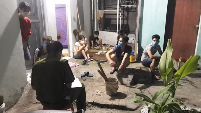 Nhóm người tụ tập xem bóng đá giữa tâm dịch.