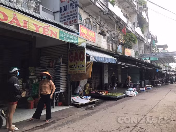 Một số ít tiểu thương chợ Long Bình Tân đã bắt đầu bán trở lại.