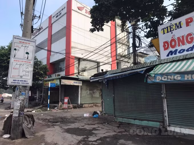 Nhiều cửa hiệu vẫn chưa mở cửa trở lại sau lệnh gỡ phong tỏa.