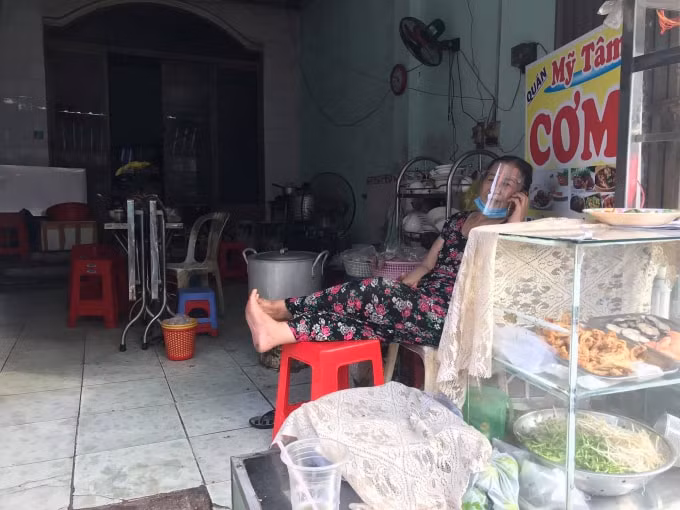Hàng quán ăn uống cũng đã mở cửa nhưng các biện pháp phòng dịch được quan tâm, chú ý nhiều hơn.