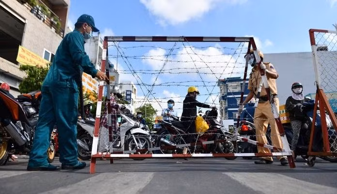 Các chốt kiểm soát dịch tại quận Gò Vấp sẽ được gỡ bỏ từ 0h ngày 15/6. Ảnh: tienphong.vn