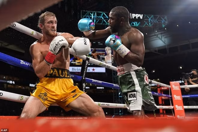 Floyd Mayweather (phải) đã không thể đánh bại Logan Paul trong trận đấu vào ngày 6/6. Ảnh: internet