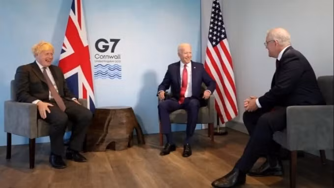 Thủ tướng Anh Boris Johnson, Tổng thống Hoa Kỳ Joe Biden và Thủ tướng Úc Scott Morrison gặp nhau ba bên trong Hội nghị thượng đỉnh G-7 tại Vịnh Carbis, Cornwall vào ngày 12 tháng 6. Morrison không có đàm phán song phương với Biden. Ảnh: 10 Downing Street
