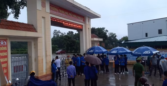 Một số huyện có mưa tạo nên những khó khăn trong việc tổ chức thi.