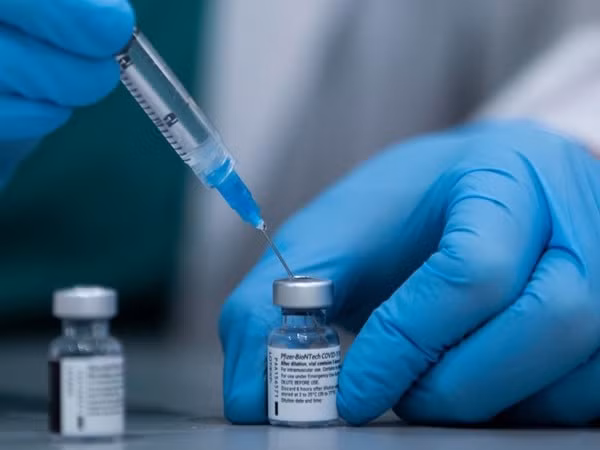 Vaccine Covid-19 của hãng Pfizer - BioNTech. Ảnh: AFP. Ảnh minh họa