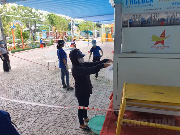Mỗi người nhận được 2 kg gạo