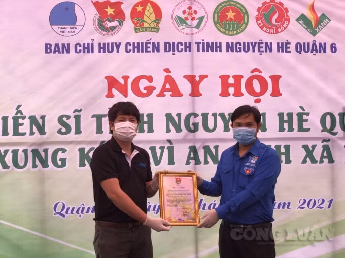 Anh Tuấn Anh nhận thư cảm ơn tại quận 6