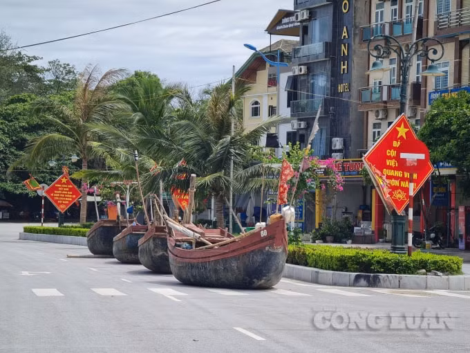 Nhiều chủ tàu thuyền kéo thuyền lên đường Hồ Xuân Hương tránh trú