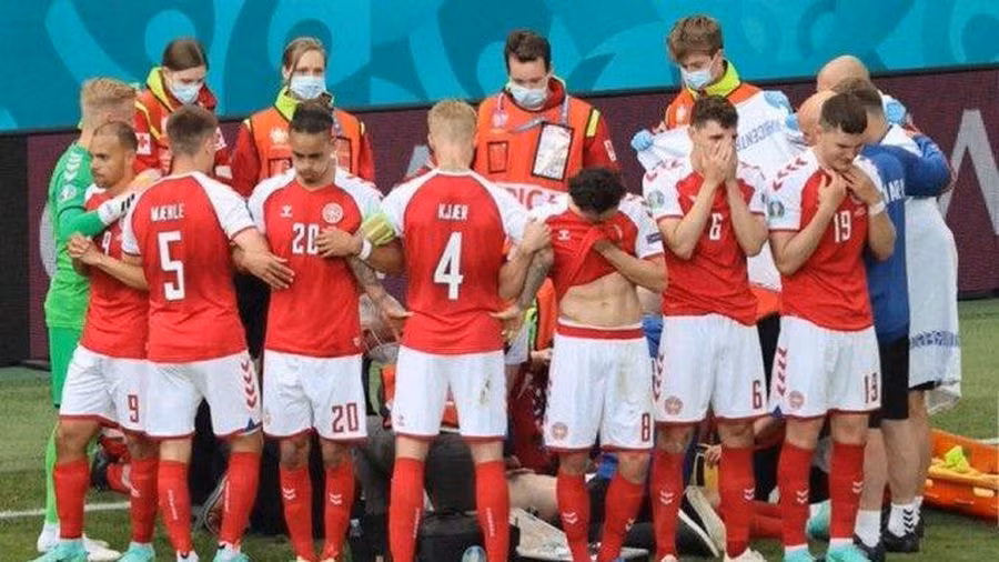 Tiền vệ Christian Eriksen rơi vào tình trạng nguy kịch trong trận ra quân của Đan Mạch tại Euro 2020 vào đêm qua. Ảnh: internet