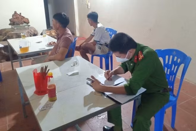 Lực lượng chức năng huyện Sơn Động làm việc với những người liên quan.