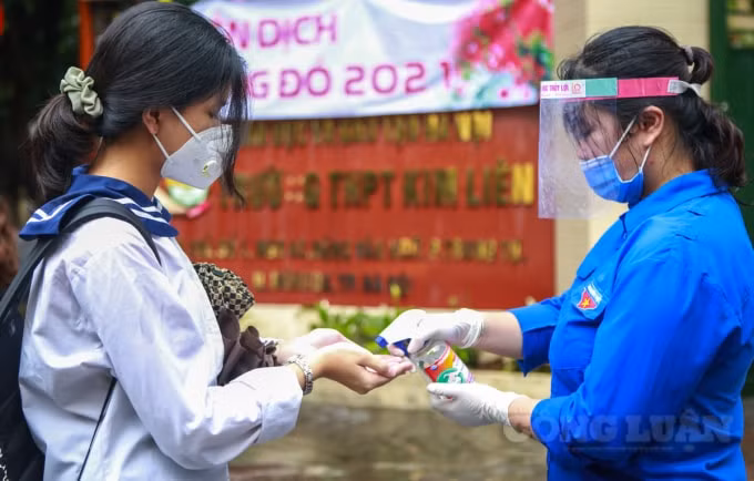 Tất cả các thí sinh trước khi vào phòng thi đều phải trải qua các thủ tục y tế, sát khuẩn tay, đo thân nhiệt, đeo khẩu trang...