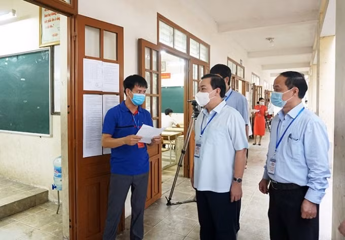 Phó Chủ tịch UBND thành phố Chử Xuân Dũng kiểm tra điểm thi Trường Trung học cơ sở Nguyên Khê (huyện Đông Anh).