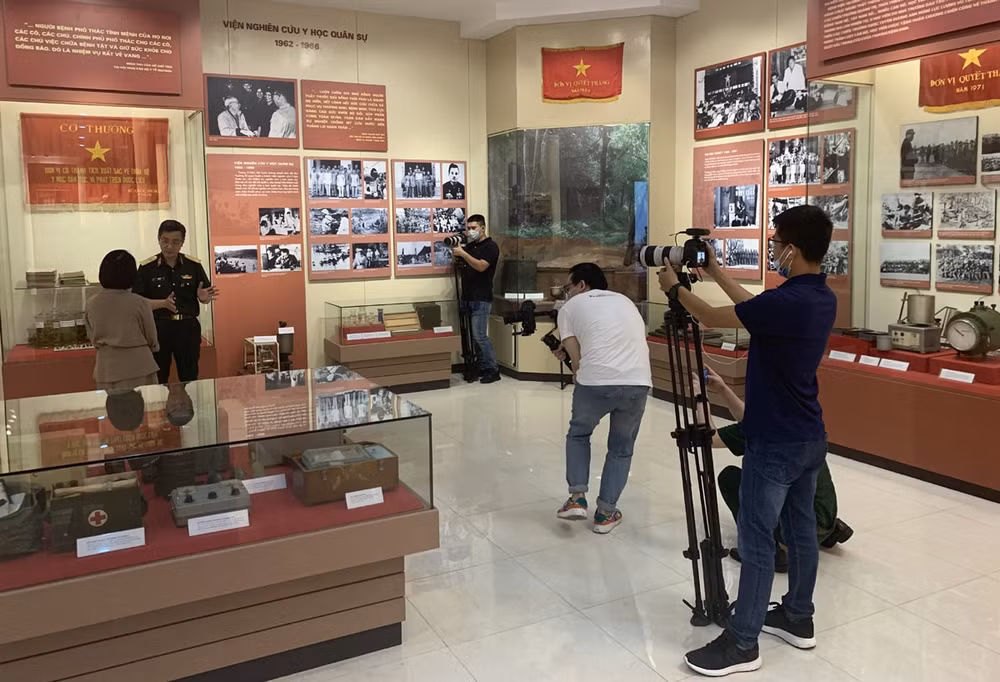 Cảnh hậu trường thực hiện chương trình Việt Nam - Khát vọng bình yên.