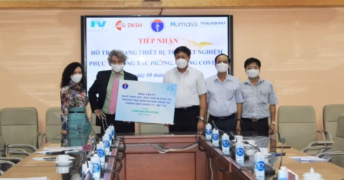 Thứ trưởng Bộ Y tế Đỗ Xuân Tuyên tiếp nhận biểu trưng hỗ trợ trang thiết bị trị giá 1 tỷ đồng từ lãnh đạo Bệnh viện FV